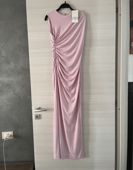 Розовое длинное платье