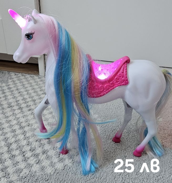 Светещ бял еднорог