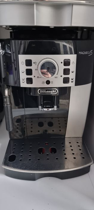 Vand aparate de cafea Delonghi