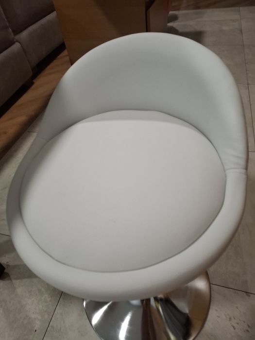 Новый полубарный стул