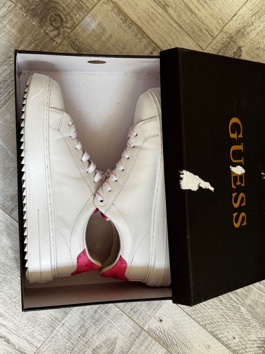 Бели обувки Guess