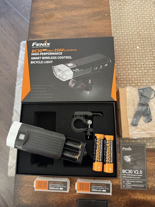 Lanterna bicicleta/trotineta FENIX BC30 V2.0 2200lumeni