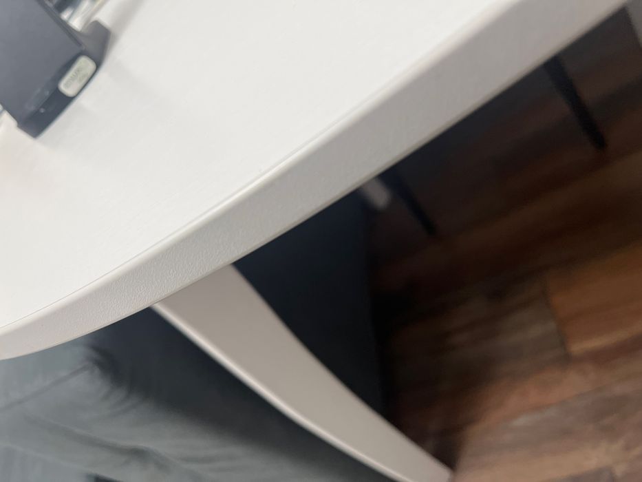 Продам стол белый 100*100