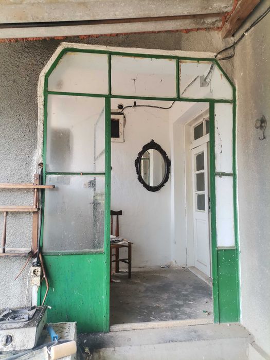 с. Бутово, обл. Велико Търново. Къща с огромен двор и геран.