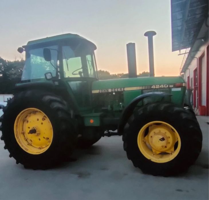 Трактор John Deere 4240
