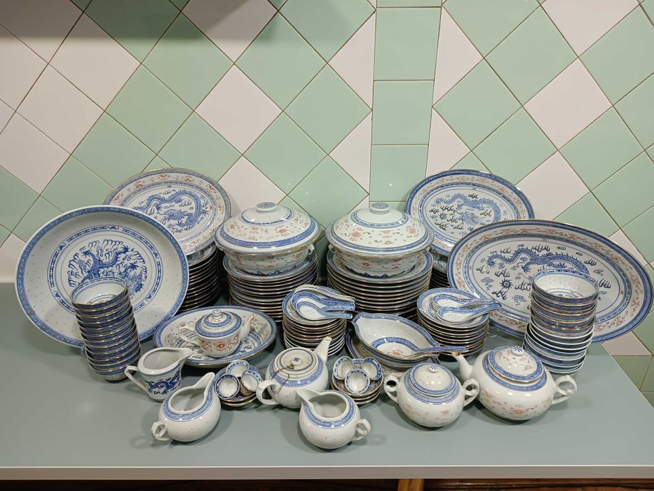 Сервиз столово-чайный  на 12 персон в технике "рисовые зерна".