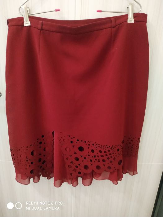 Продам импортную женскую юбку  интересного фасона. Цвет бордовый.