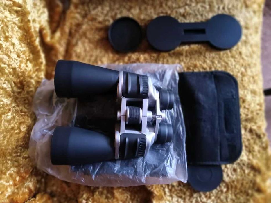 Висококачествен бинокъл в калъф, може да се добави статив