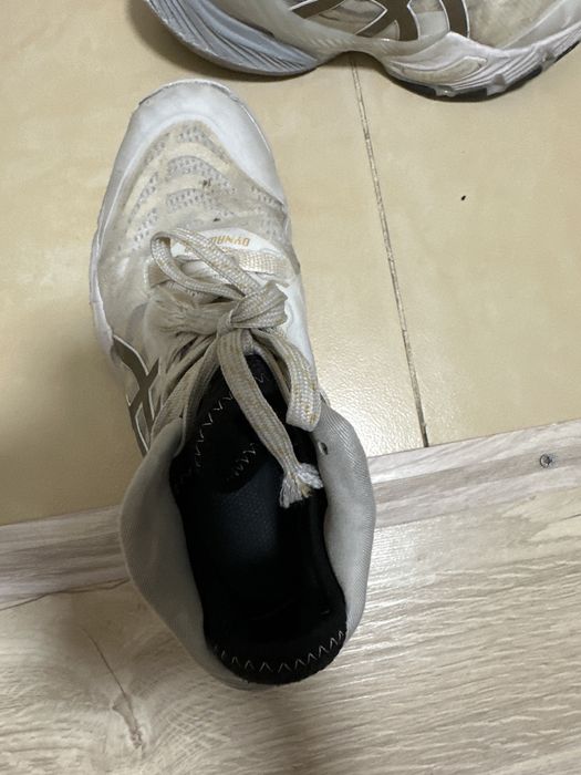 Продам кроссовки волейбольные Asics