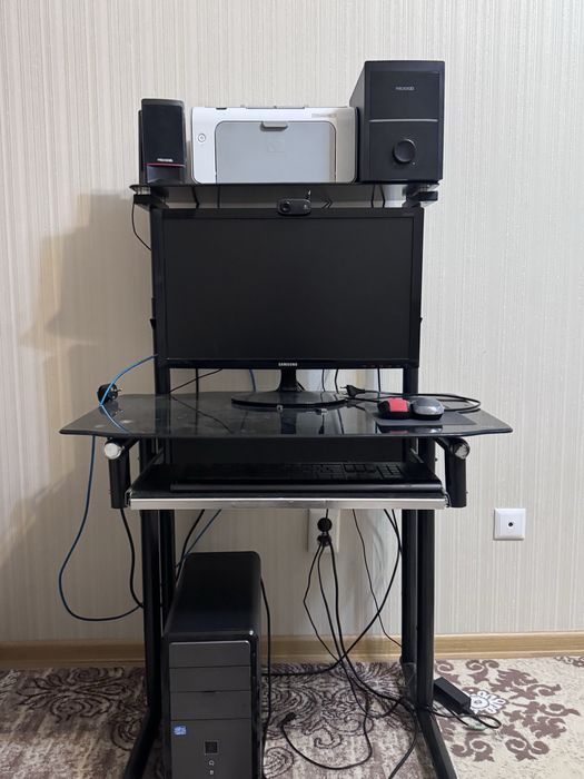 Компьютер Самсунг в комплекте со столом