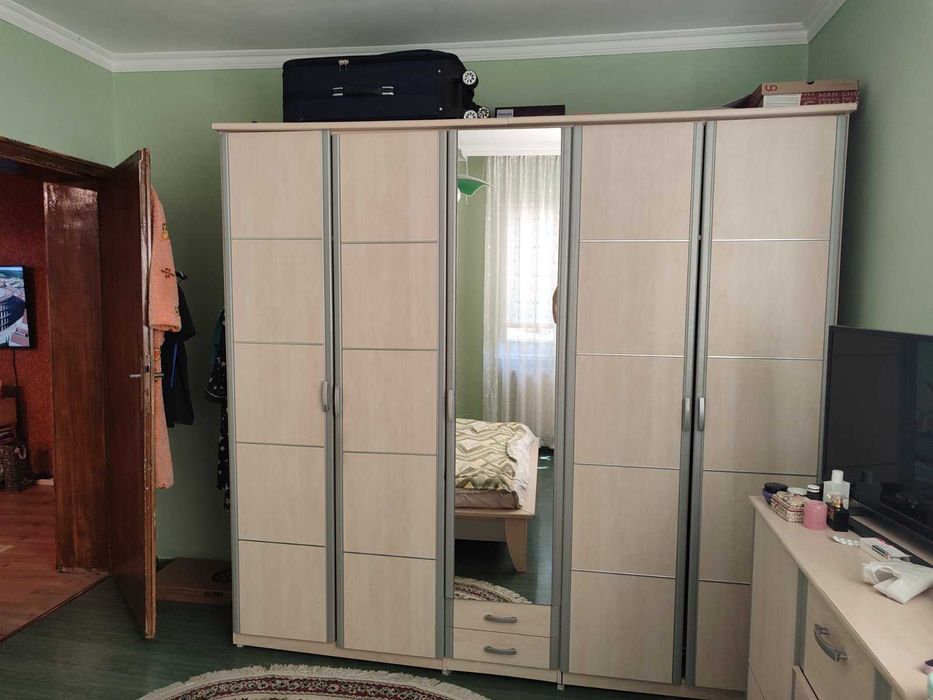 Продавам Гардероб 5-крилен, скрин и спалня комплект с размери 180х200