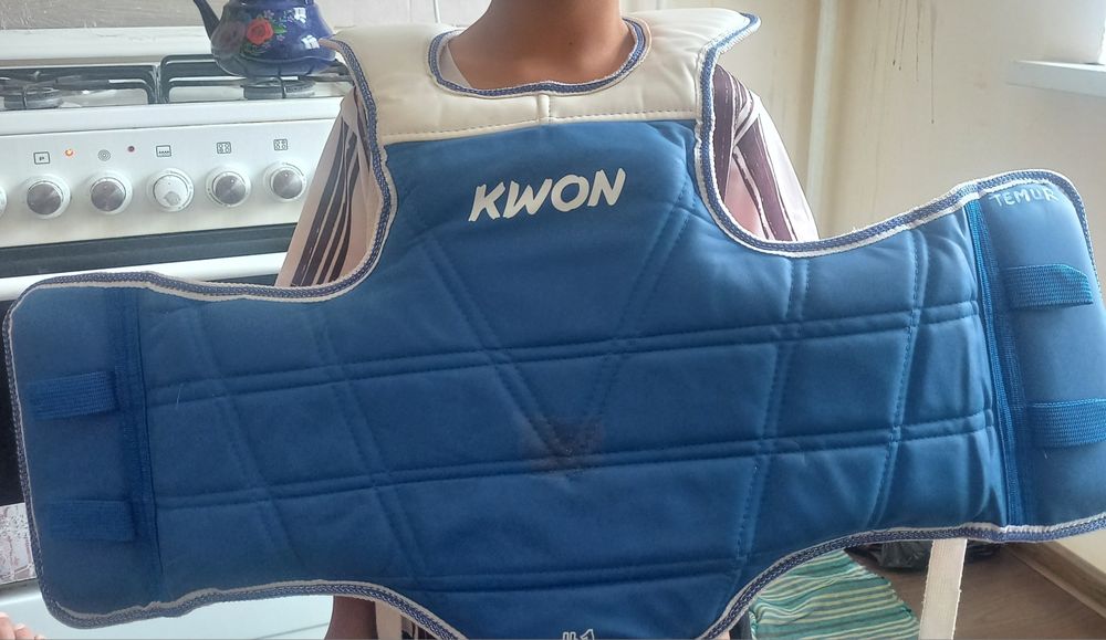 Taikwondo shlem bilan himoya qalqoni  oyoq kiyimiyam bor 29 razmer