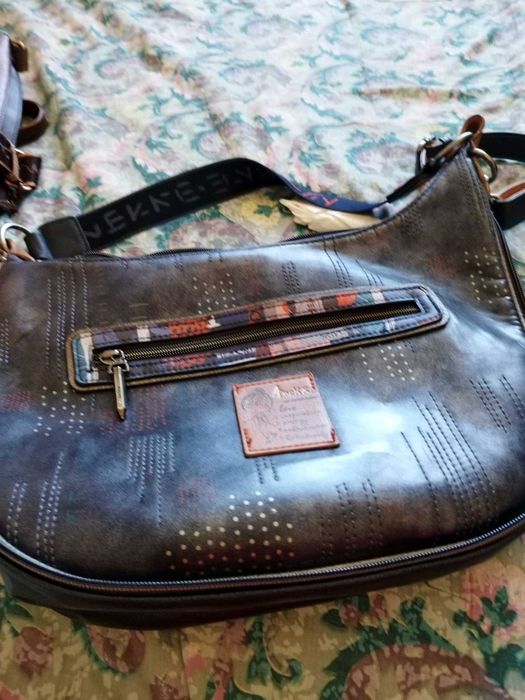 Продавам много запазена чанта Anekke