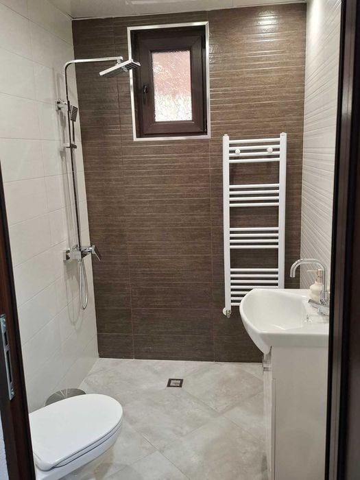 Очарователна, напълно обзаведена къща за продажба с три спални.