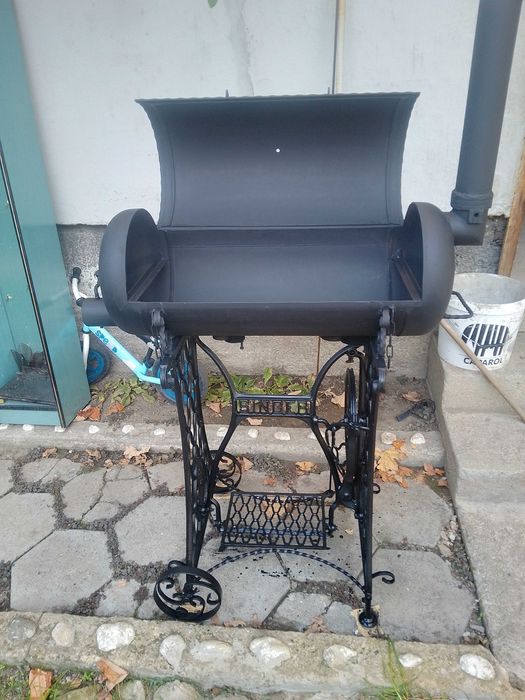 Барбекю на дърва и дървени въглища:BBQ с крака от шевна машина Сингер.