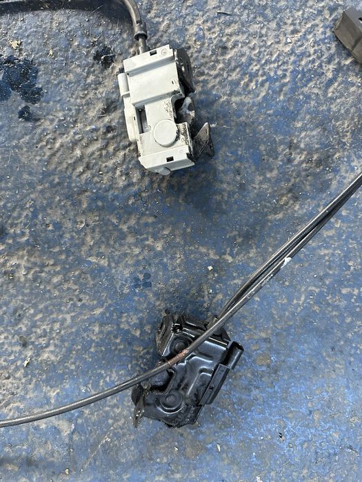 Broasca capota stanga dreapta mercedes w212 c207 w204 glk