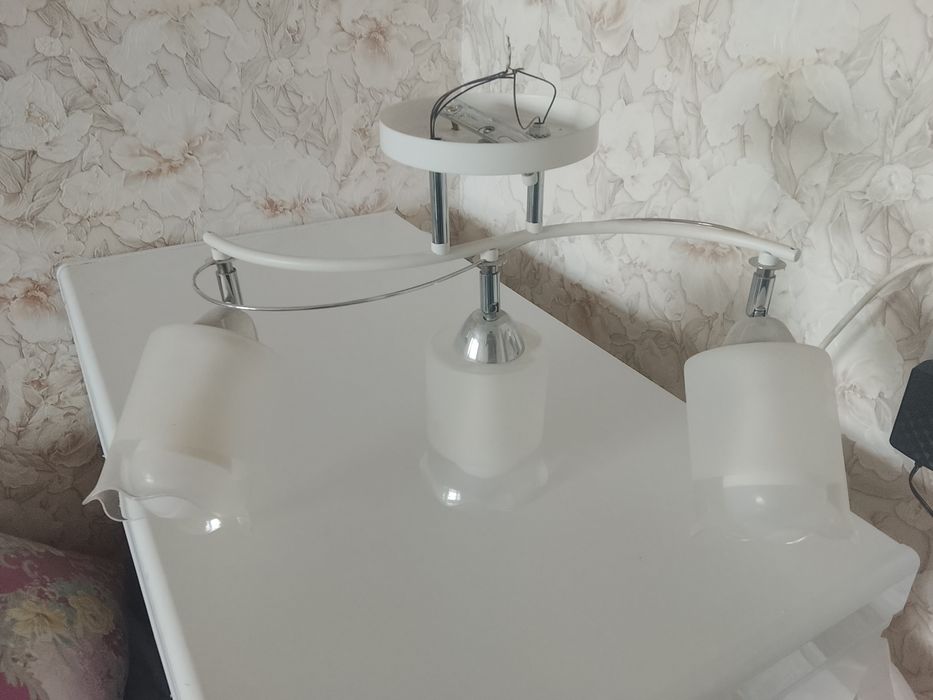 Люстра потолочная в хорошем состоянии