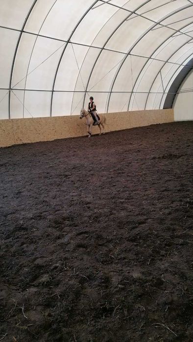 Cort semirotund potrivit pentru călărie