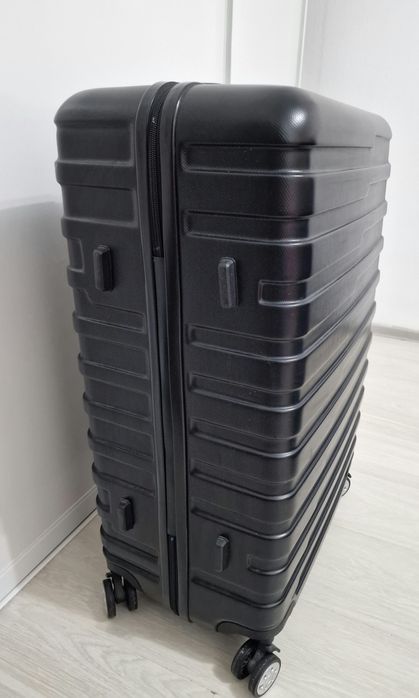 Продам средний чемодан 24