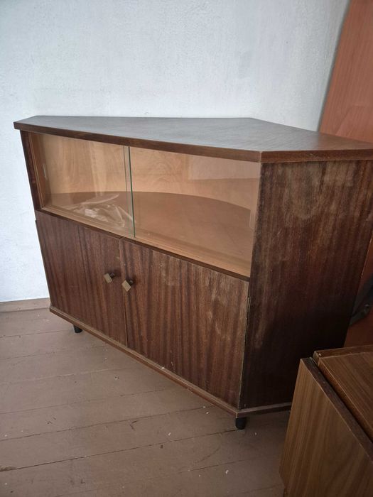 Ъглов дървен бюфет