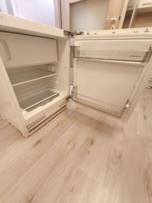 Хладилник за вграждане чисто нов