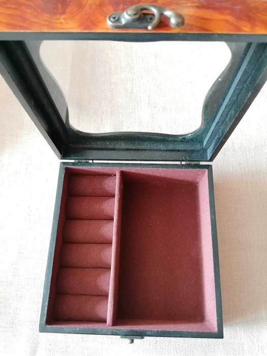 Продавам кутии за бижута или гримове - 4 броя различни