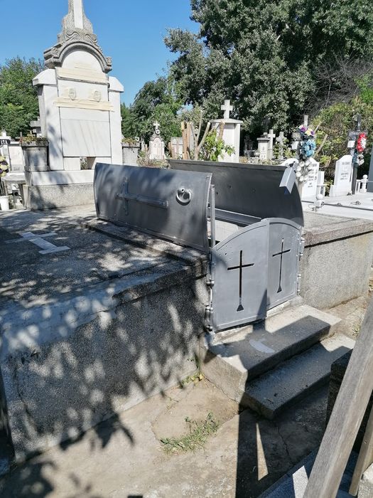 GALATI,  cavou Cimitir Eternitatea
