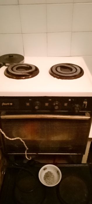 Электро плита с духовкой