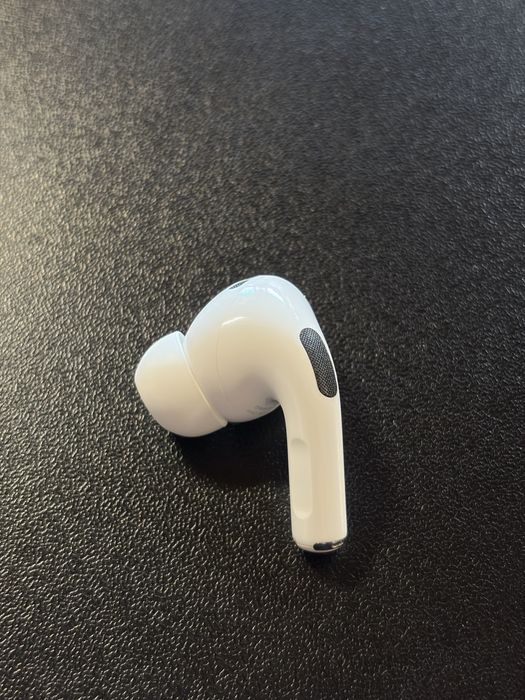 Airpods Pro 2 Lightning с проблем в дясна слушалка