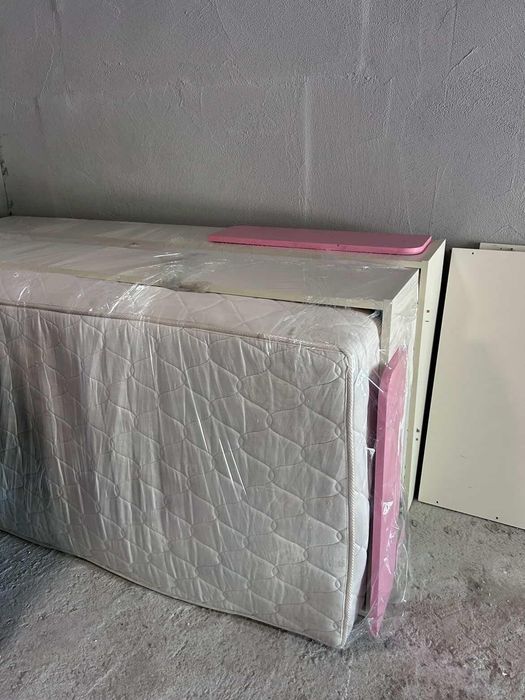 ПРОДАВАМ Две единични легла+матраци