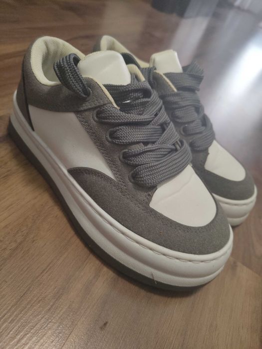 Розови и сиви маратонки