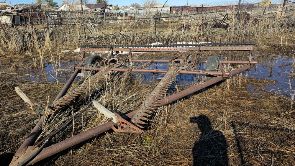 Продам. Трактор Т-40. Косилка. Тележка. Грабли.