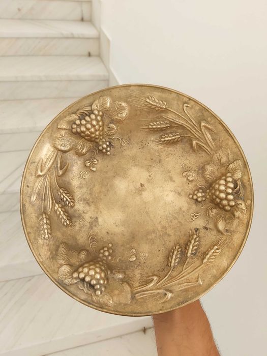 Platou Art Nouveau din alamă masivă – Relief Tridimensional și Patină Autentică