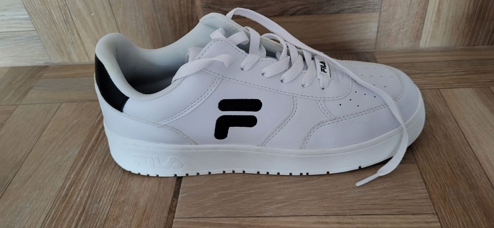 Adidasi barbati noi fara eticheta