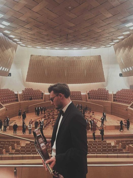 Predau lecții/cursuri de Pian, Vioară și teorie muzicală