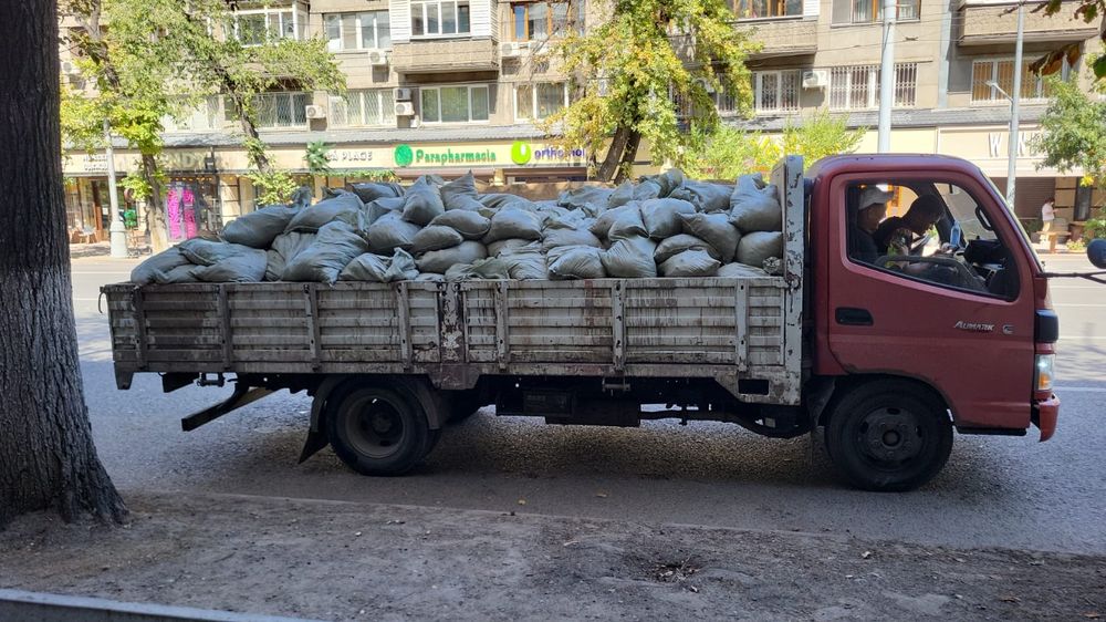 Вывоз Мусора Бытовой Мусора Пищевой Безнал Бортовой газель в паркинг