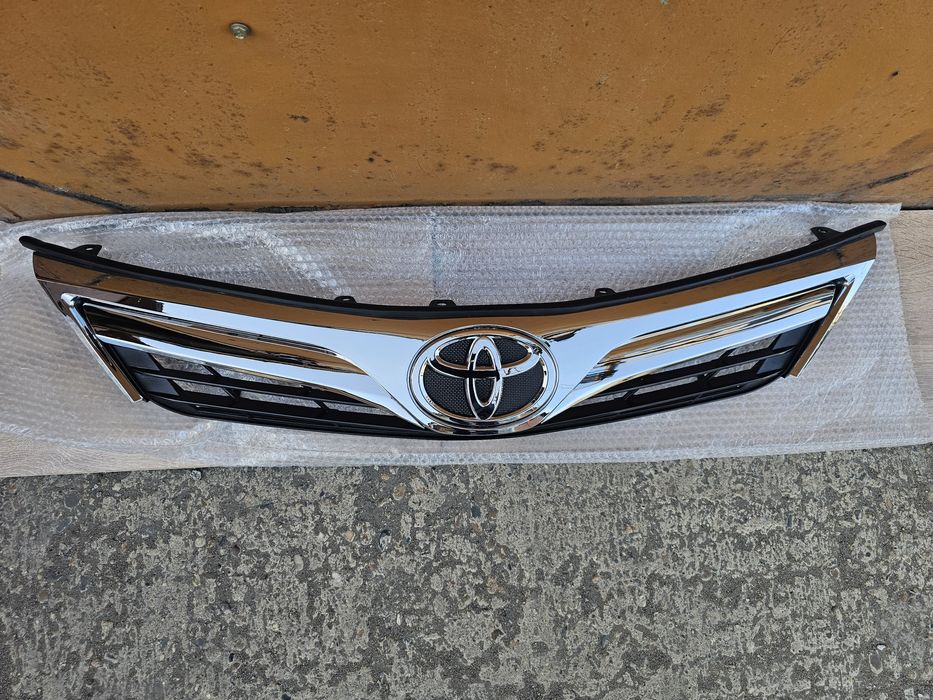 Решетка радиатора на Toyota Camry 50 USA LE, XLE