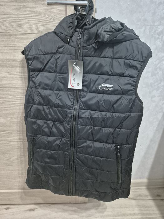 Продам безрукавку фирмы LI NING