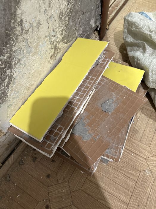 Отдам бесплатно кафель б/ у срочно