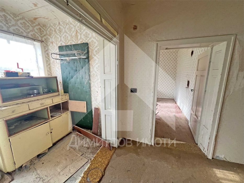 Продава се тухлена къща в гр. Плиска с двор 1200 кв.м. и КЛАДЕНЕЦ.