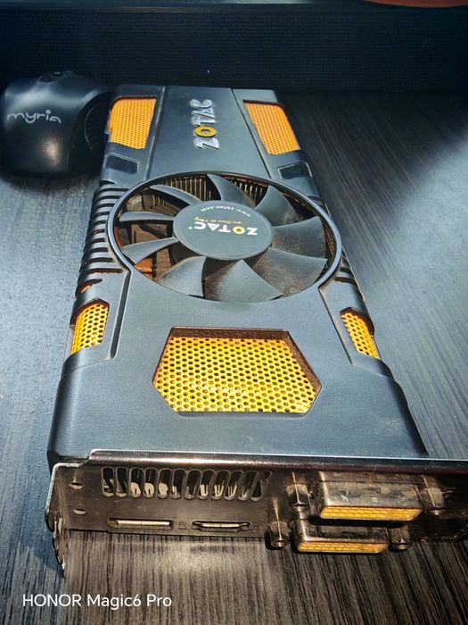 Vând placă video Zotac 570 Ddr5