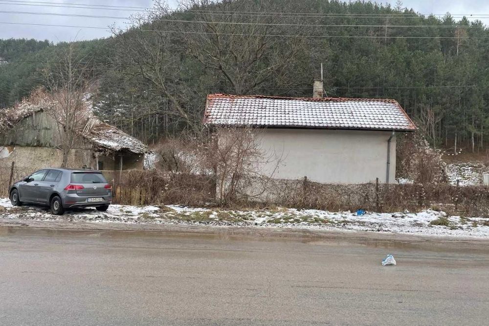 Къща с двор гр.Брезник
