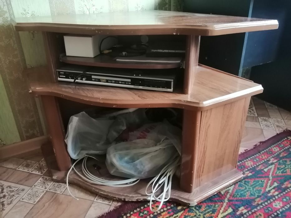 Продам стол под телевизор, тумбочки, трюмо с зеркалом