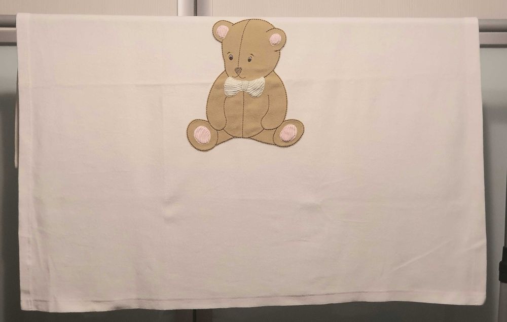 Patura pentru bebe (pufoasa, alba, cu broderie ursulet)