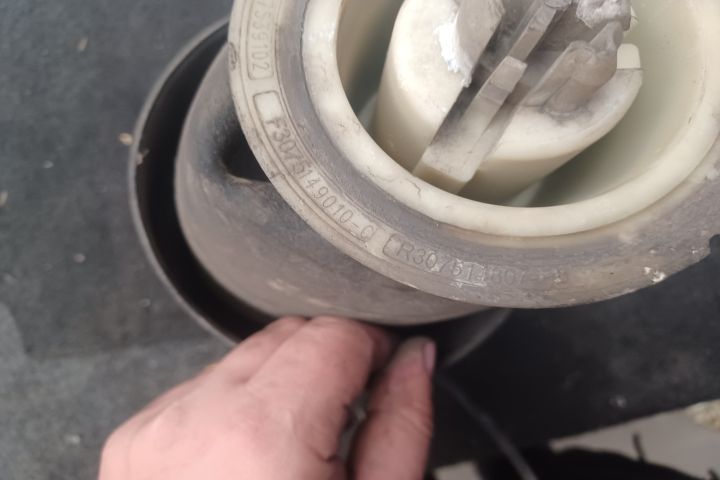 Perna aer spate stanga 37106781381 6784381 BMW Seria 5 F11