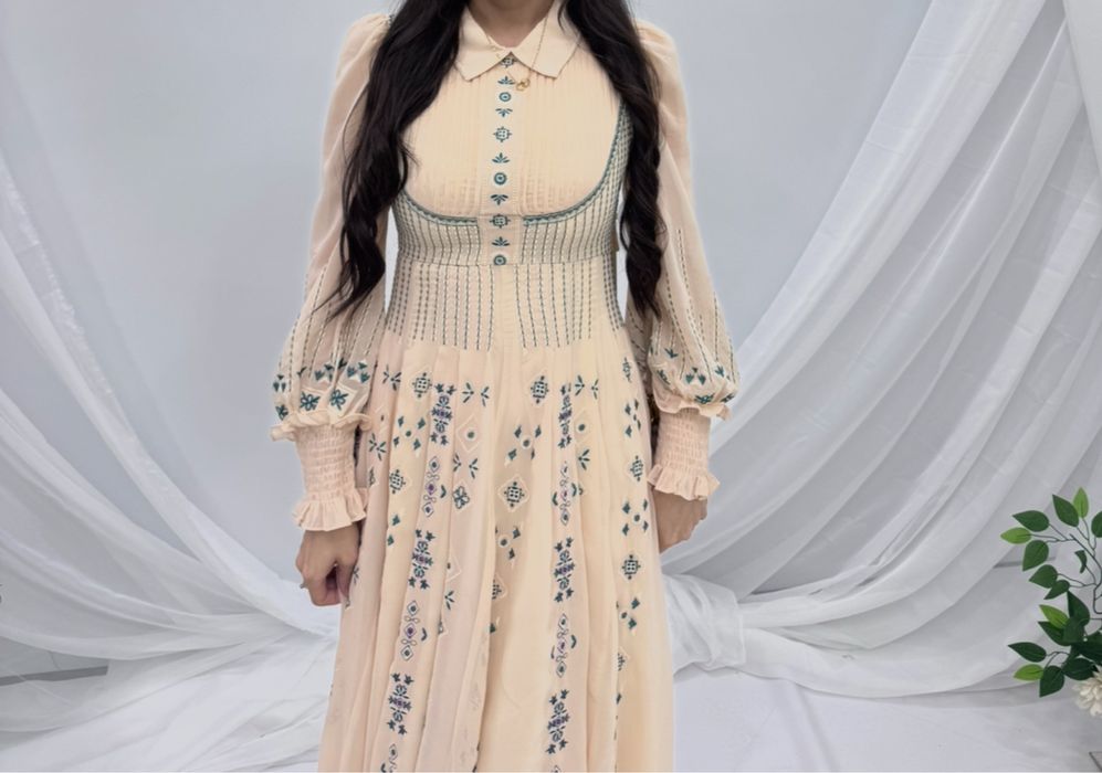 Дизайнерское платье, подчеркивает фигуру