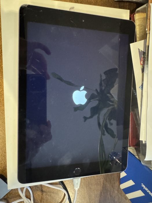 iPad 6, за части, чист iCloud
