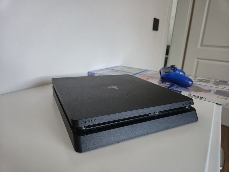 PlayStation 4 Slim 1TB + EA Sports FC 25 + 5 футболни заглавия .Пълен комплект