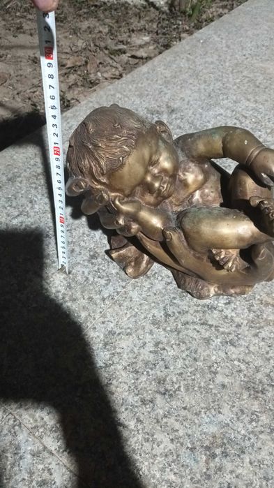 Statueta din bronz copil pe palme