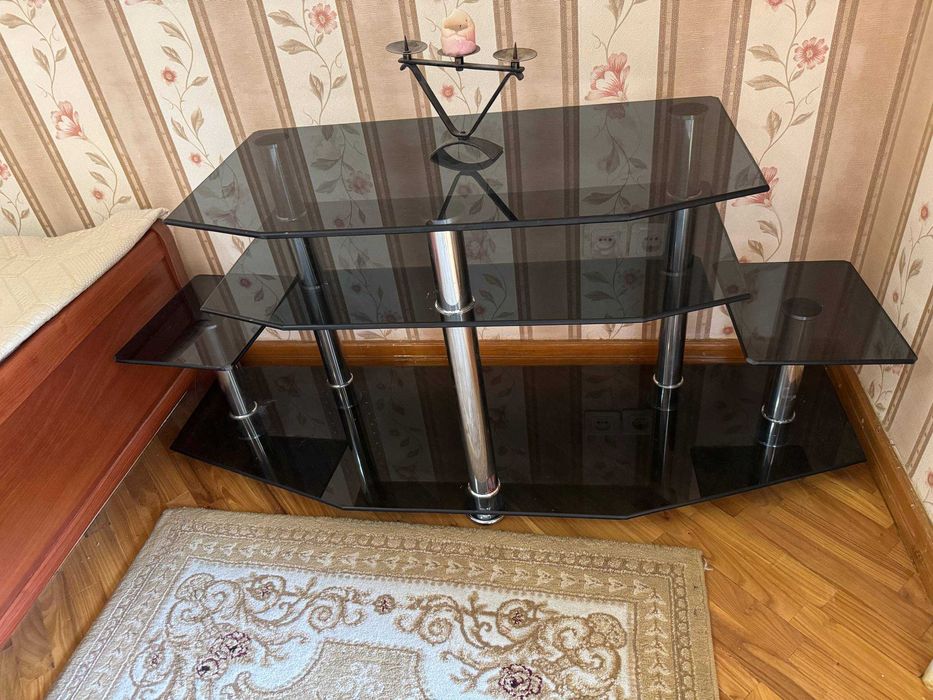 Продается TV тумба из коленного стекла